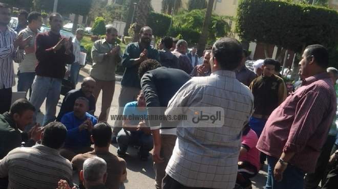 إضراب عمال النظافة بمستشفى دار السلام بسوهاج اعتراضا على عدم تثبيتهم